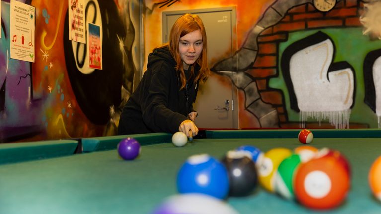 Jessica Göös pelaa biljardia. 