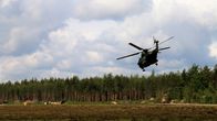 Puolustusvoimien NH-90 kuljetushelikopteri lentää matalalla Utin lentokentän yläpuolella Kouvolassa.