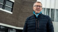 Kari Virranta Lapinlahden kunnantalon edustalla.