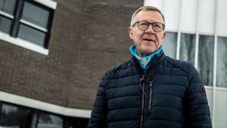 Kari Virranta Lapinlahden kunnantalon edustalla.