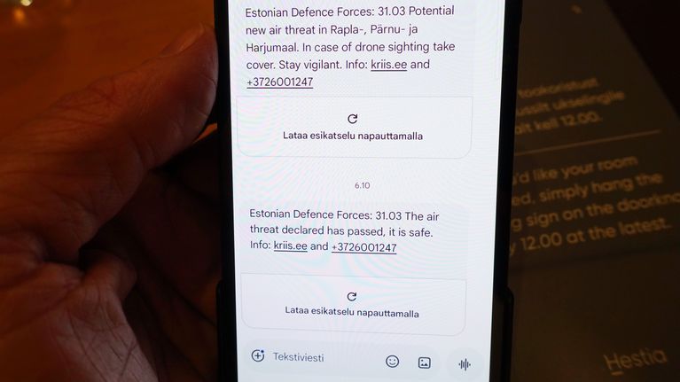 Tekstiviesti, jossa varoitetaan englanniksi ilmauhasta Virossa.