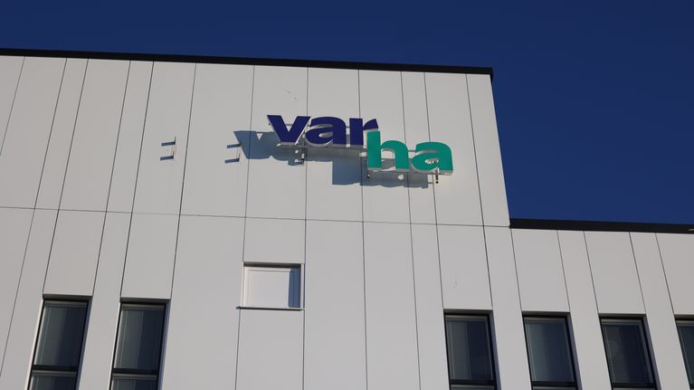 Varhan logo sairaalan seinässä.