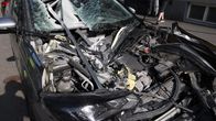 Räjähdeonnettomuudessa tuhoutunut auto.