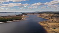 Nuasjärvi ilmasta kuvattuna, maisemassa näkyy saari, rantametsää ja taustalla jäven selkä.