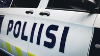 Poliisiauton kylki, jossa Poliisi -teksti.