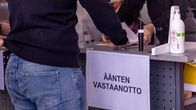 Ennakkoäänestyslipun palautus äänten vastaanotto-pisteellä.