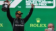Valtteri Bottas tuulettaa Turkin osakilpailun voittoa.
