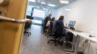 Lehtori opettaa opiskelijoita koululuokassa Savonian ammattikorkeakoulussa Kuopiossa.