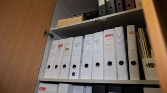 Kaapissa kansioita, joissa on yksityisteihen liittyviä papereita 2000-luvulta.