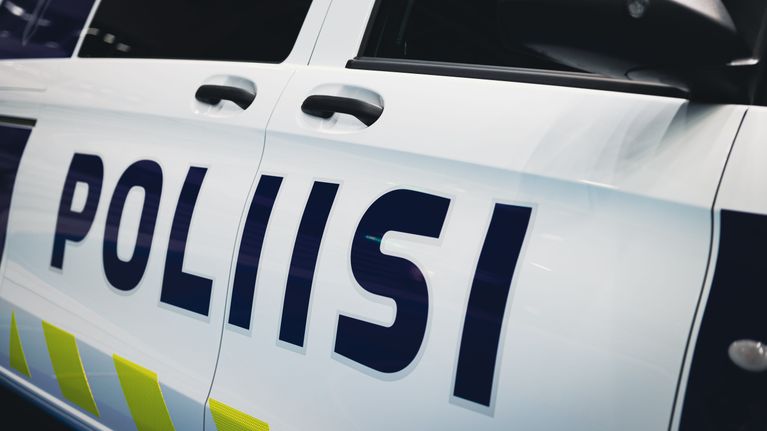 Poliisiauton kylki, jossa Poliisi -teksti.