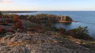 Utsikt från Glasberget mot en öppen fjärd, skärgård och blått hav.