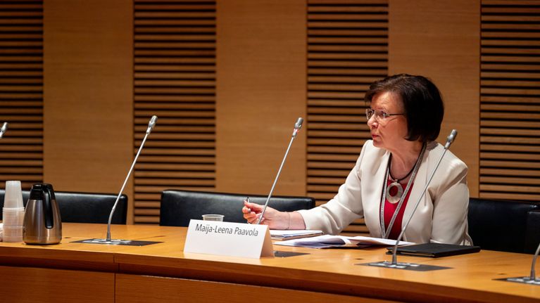 Eduskunnan pääsihteeri Maija-Leena Paavola Tytti Yli-Viikarin virkarikossyytteen tiedotustilaisuudessa Suuressa valiokunnassa.