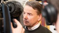 Christian Friis Bach median kameroiden edessä.