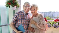 Pentti Heinonen ja Lea Musone hymyilevät parvekkeella.