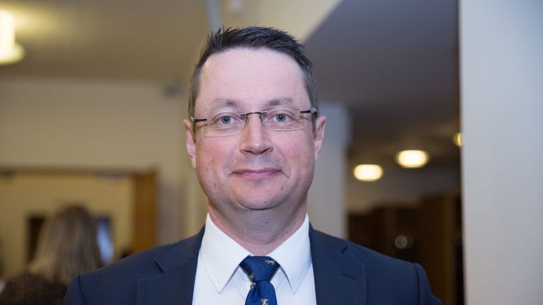 Mika Kari föreslås bli ordförande för utskottet