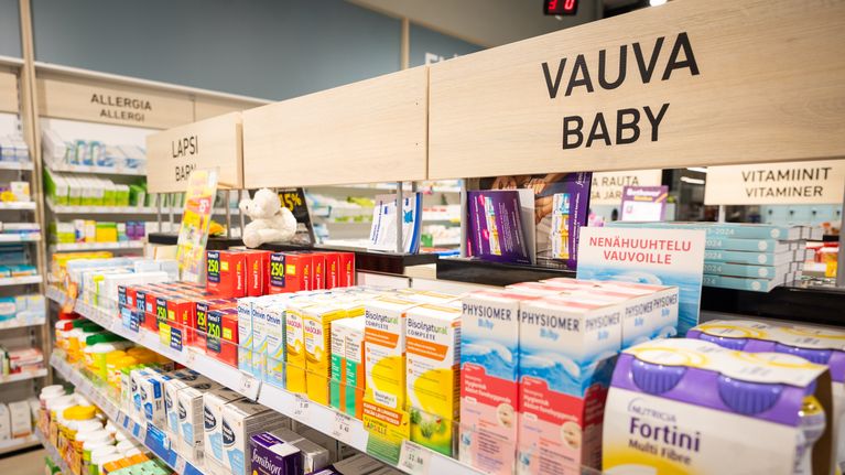 apteekki, kauniainen, kauniaisten apteekki, lääkkeet, kuvassa vauvatuotteita apteekissa,