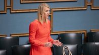 Tiede- ja kulttuuriministeri Sari Multala (kok.) seisoo ministeriaitiossa eduskunnan istuntosalissa.