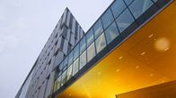 Meilahden Siltasairaalan rakennuksen kulma sekä rakennuksesta lähtevä silta Syöpäkeskustaa kohti.