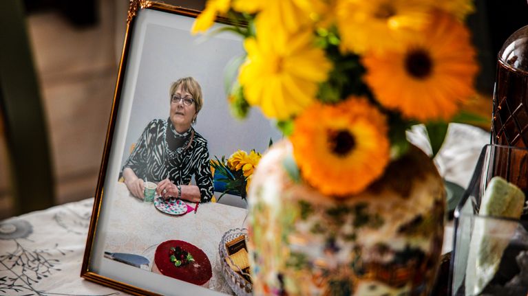 Oululainen Johanna Helkimon äidistä kuva pöydällä, edessä kukkia.
