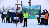 Mielenosoittajia Lutakonaukiolla Fingridin Harjulinja-suunnitelmaa vastustamassa.