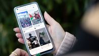 Kädessä olevalla puhelimella näkyy Palestiinaan liittyvää Tiktok-sisältöä.