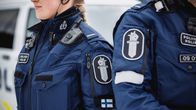 Kaksi poliisia seisoo vierekkäin poliisiauton edessä.