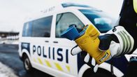 Poliisilla alkometri kädessä Espoossa.