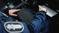 Poliisi tulostaa sakkoa poliisiautossa.