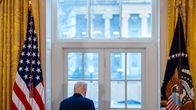 Donald Trumps bakhuvud framför ett fönster, flaggor på ömse sidor om honom.