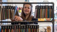 Verhoilija Lilly Nysten työskentelee.