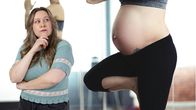 Taka-alalla raskaana oleva nainen joogaa seisoen yhdellä jalalla ja etualalla toimittaja katsoo naistan pohtiva ilme kasvoillaan.