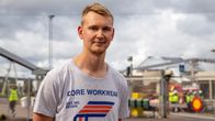 Jani Tjeder seisoo tehtaanportilla