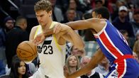 Lauri Markkanen kuljettaa palloa.