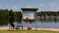 Mies ottaa aurinko rannalla kuvat on kuvattu Oulun Emmännän uimarannalla.