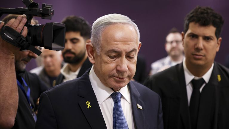 Israelin pääministeri Benjamin Netanjahu odottaa oikeudenkäyntiä Tel Avivissa 16 joulukuuta 2024.