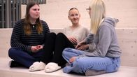 Sainmaanportin yhtenäiskoulun oppilaat Lilja Tanskanen, Martina Kupiainen ja Joanna Ylönen istuvat koulun sisärappusilla.