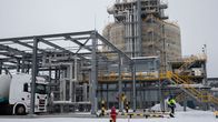 Haminan LNG-terminaalin LNG-tankkauspiste ja terminaalin työntekijä.
