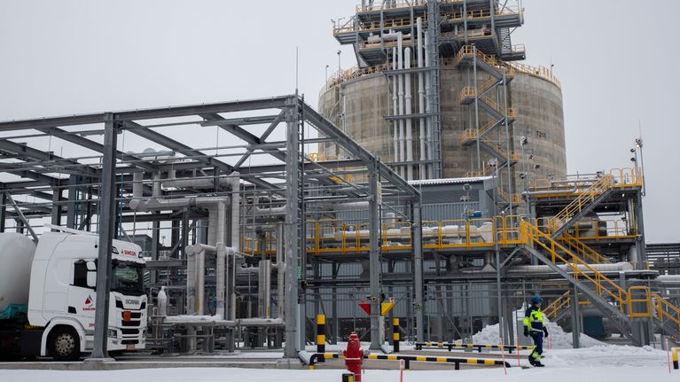 Haminan LNG-terminaalin LNG-tankkauspiste ja terminaalin työntekijä.
