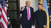  Yhdysvaltain presidentti Donald Trump (vasemmalla) tervehtii Ukrainan presidenttiä Volodymyr Zelenskyä Valkoisen talon länsisiivessä.