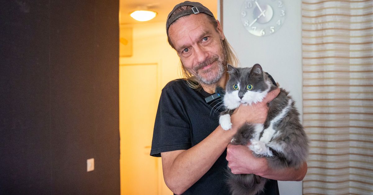 Thomas Kämpe could not afford veterinary care for his sick cat Shirley