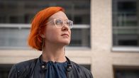 Tanja Laurén tulevan asuintalon pihalla 