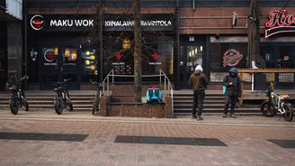 Ruokalähettejä odottamassa tilauksia Jyväskylän keskustassa.