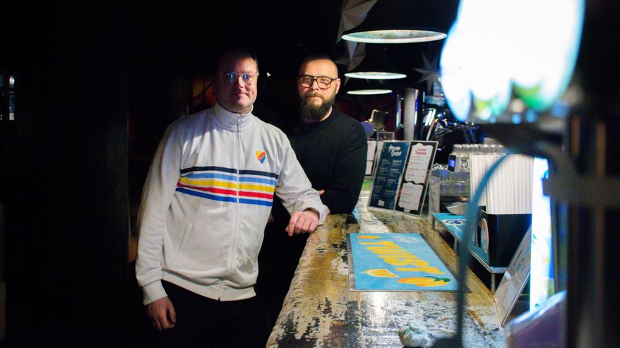 Kuvassa on Dj:nä työskentelevä Toni Halinen sekä lahtelaisen Armas-yökerhon ravintolatoimenjohtaja Teemu Pilsari nojaamassa baartitiskiin.
