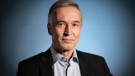 Ylen kolumnisti Jari Ehrnrooth studiomuotokuvassa.