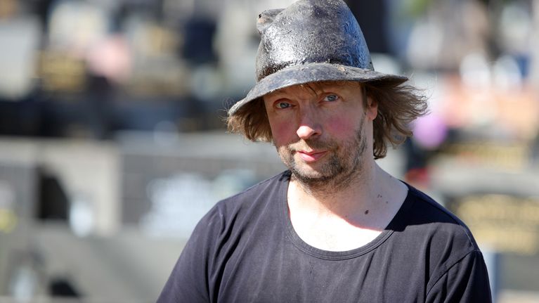 Savonlinnan seurakunnan haudankaivaja, linnunpönttöjen rakentaja Marko Ruuskanen.
