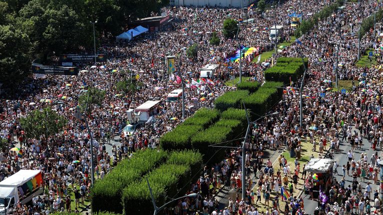 Suuri joukko ihmisiä ilmakuvassa osallistumassa Budapestin Pride-kulkueeseen.