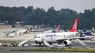 Turkish Airlinesin lentokone lentokentällä. Koneessa on hätäliukumäet ulkona.
