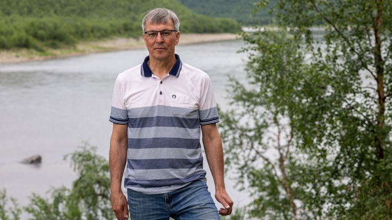 Juha Tapiola seisoo Tenojoen rannalla.