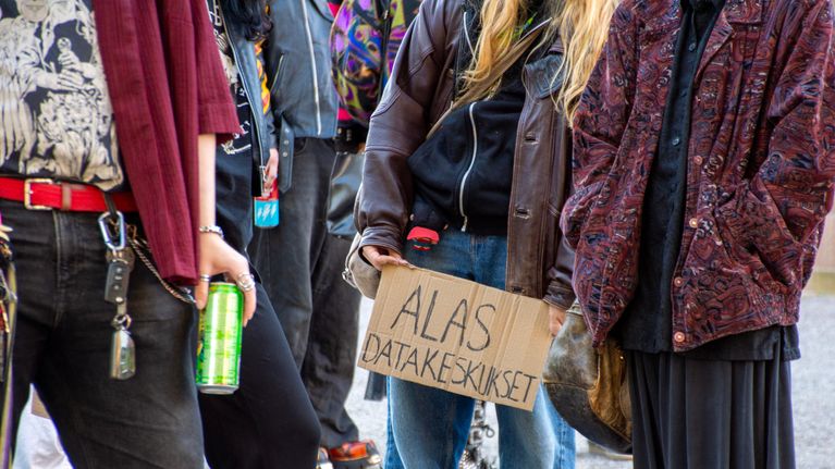LANKA -verkosto ry:n mielenilmaukseen osallistujia Lahden kaupungintalon edustalla. Mielenilmauksella vastustettiin datakeskushankkeita.