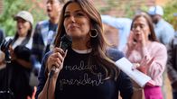  Eva Longoria puhuu demokraattien presidenttiehdokkaan Kamala Harrisin ja demokraattien senaattoriehdokkaan Ruben Gallegon vaalitilaisuudessa.